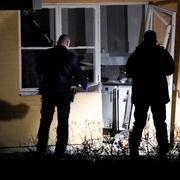 Polisens bombtekniker undersöker natten till onsdagen skadorna efter en explosion i området Dalhem i Helsingborg. Flera lägenheter skadades.