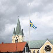 Flaggan på halv stång utanför Västra Vrams kyrka i Tollarp på fredagen. 