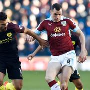 Manchester Citys Sergio Aguero och Burnleys Dean Marney