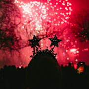 En kvinna tittar på ett fyrverkeri under ett nyårsfirande i ett annat land och ett annat år. 