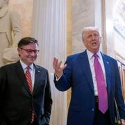 Donald Trump tillsammans med talmannen Mike Johnson. 