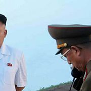 Kim Jong-Un med sina befälhavare. Bilden släpptes av Nordkoreas statliga nyhetsbyrå KCNA i dag.