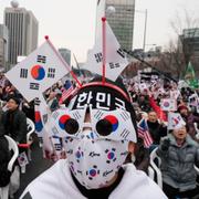 Demonstranter som stöttar Yoon Suk Yeol protesterade mot att han avsattes.