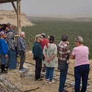 Besökare vid en israelisk armépostering i Jordandalen, Västbanken, den 9 februari 2026. 