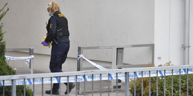 Polisavspärrning i Husby i norra Stockholm den 27 augusti, på platsen där en ung man hittades skottskadad. Mannen avled av skadorna. Naina Helén Jåma/TT / TT NYHETSBYRÅN