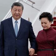 Xi Jinping med hustrun Peng Liyuan på plats i Frankrike. 