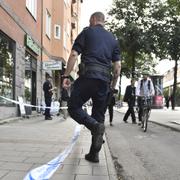 Polis på plats utanför lägenheten där kvinnan hittades död.