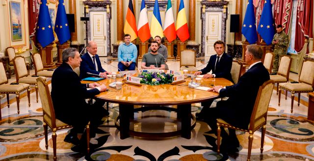 Bild från mötet. Från vänster till höger: Mario Draghi, Olaf Scholz, Volodymyr Zelenskyj, Emmanuel Macron och Rumäniens president Klaus Iohannis. Ludovic Marin / AP