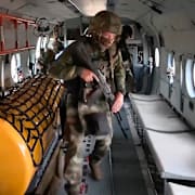 Rysk soldat i helikopter. Ryska försvarsdepartementet/AP