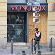 En man utanför en butik i Marseille som plundrats i helgen.