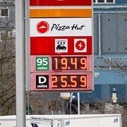 C-ledaren Elisabeth Thand Ringqvist/ Bensin- och dieselpriset i april i år.