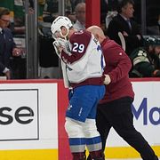 Nathan MacKinnon fick föras av isen blodig.