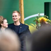 Gustav Fridolin (MP) får blommar av partisekreterare Amanda Lind.