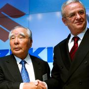 Suzukis styrelseordförande Osamu Suzuki tillsammans med VW:s vd Martin Winterkorn (arkivbild).