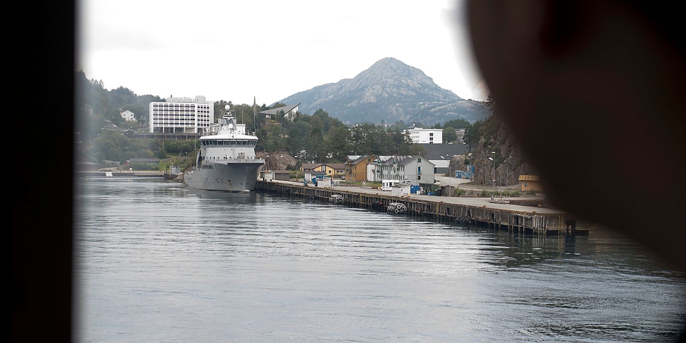 Arkivbild: Ett fartyg lägger ut från norska flottans huvudbas Haakonsvern i Bergen.