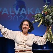 Simona Mohamsson (L) firar att partiet kommit över spärren under valvakan i år.