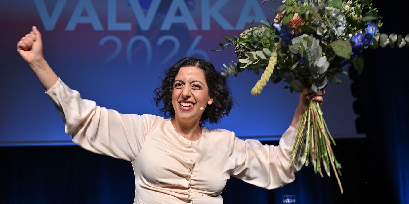 Simona Mohamsson (L) firar att partiet kommit över spärren under valvakan i år.