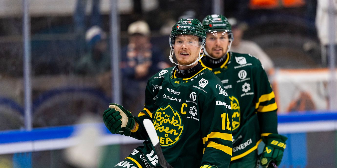 Björklövens Axel Ottosson jublar under ishockeymatchen i SHL mellan Björklöven och Växjö.