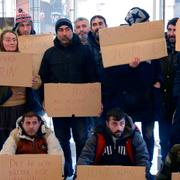 Arkiv: Protesterande EU-migranter i stadshuset på tisdagen.