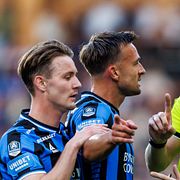 Sirius Noel Milleskog och Henrik Rönnlöf Castegren i en diskussion med domaren Oscar Johnson.