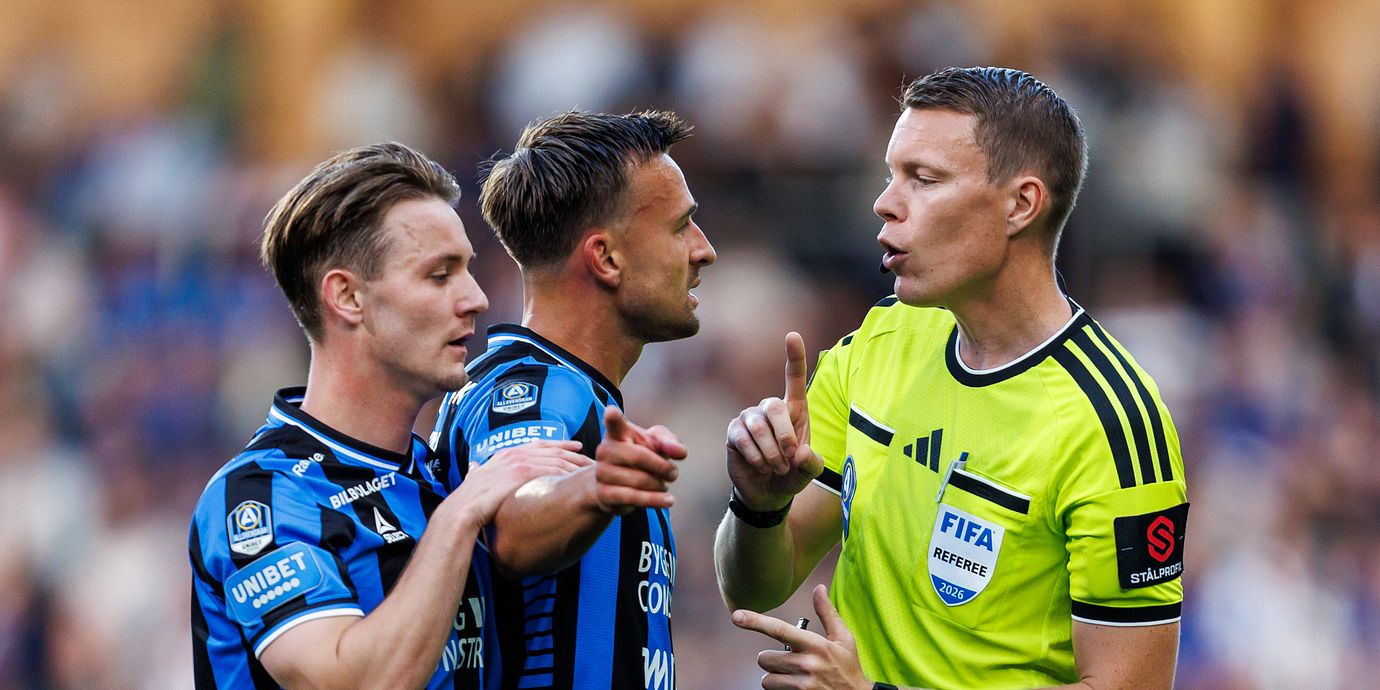 Sirius Noel Milleskog och Henrik Rönnlöf Castegren i en diskussion med domaren Oscar Johnson.