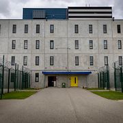 Svenska fångar i Tartu vittnar om metallburar, beväpnade vakter och mat i skålar som liknas vid hundskålar, enligt vittnesmål som Expressen har tagit del av.
