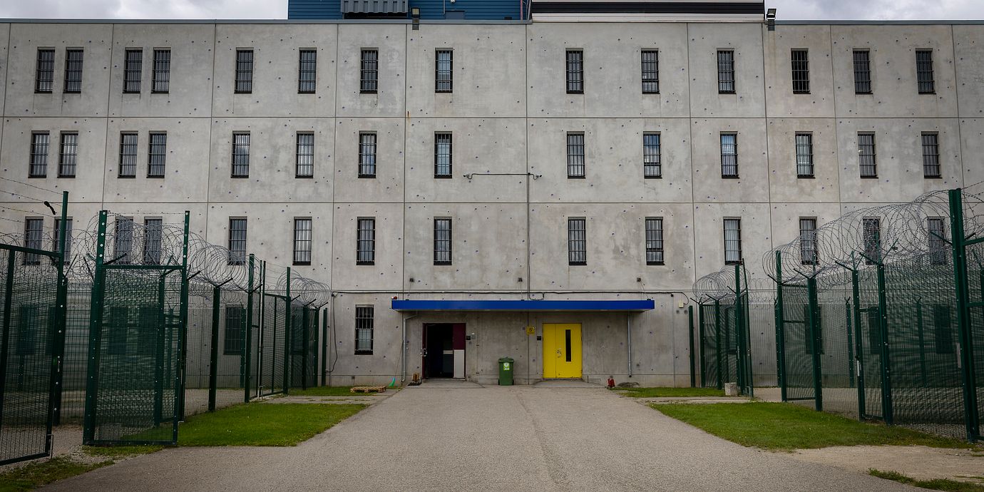 Svenska fångar i Tartu vittnar om metallburar, beväpnade vakter och mat i skålar som liknas vid hundskålar, enligt vittnesmål som Expressen har tagit del av.