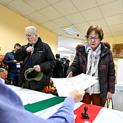 Vallokalerna öppnade klockan 06.00 på söndagsmorgonen.