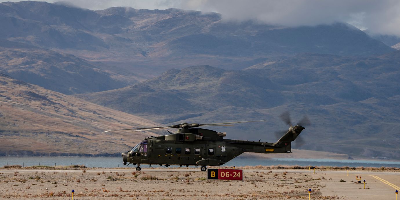 Danska försvarets helikopter vid Narsarsuaq, Grönland den 9 september 2026.