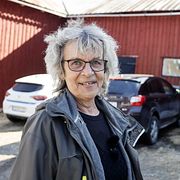 Barbro Öberg, vid gården där hon upptäckte morden på sin pappa Tor och hans särbo Gerd i Brattås år 2005.