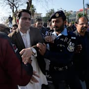 Polis stoppar demonstranter på väg mot svenska ambassaden i Islamabad. Anjum Naveed / AP