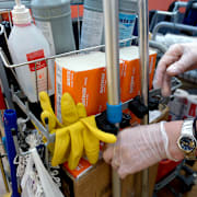 Lokalvårdare med städvagn.