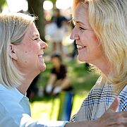 Socialdemokraternas partiledare Magdalena Andersson och Centerpartiets partiledare Elisabeth Thand Ringqvist.