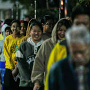 Väljare utanför en vallokal i Myanmar på söndagen.
