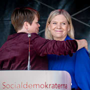Katrin Stjernfeldt Jammeh (S) och Magdalena Andersson under Socialdemokraternas första maj-tåg 2025.