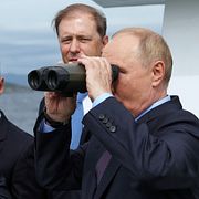Ryska presidenten Vladimir Putin ombord på ett fartyg. Bild från 2024.