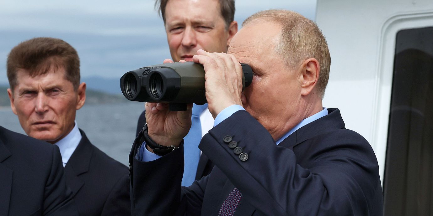 Ryska presidenten Vladimir Putin ombord på ett fartyg. Bild från 2024.