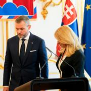 Slovakiens tillträdande president Peter Pellegrini (vänster) och avgående presidenten Zuzana Caputova (höger)