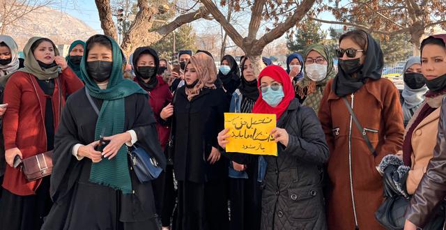 Kvinnor i protest mot universitetsförbudet. AP