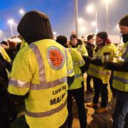 Arkivbild: Strejkvakter utanför Malmö hamnområde vid Hamnarbetarförbundets strejk i januari 2019. 