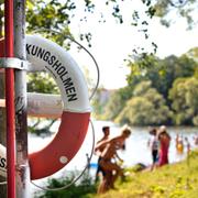 Livboj på strand i Stockholm. 