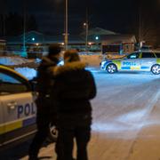 Polisen arbetar på mordplatsen.