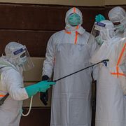 Sjukvårdspersonal desinficerar sig i Kongo-Kinshasa.