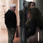 Miguel Uribes pappa på sjukhuset efter mordförsöket. 