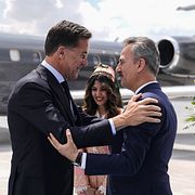 Natos generalsekreterare Mark Rutte välkomnas till Turkiet av försvarsindustrichefen Haluk Gorgun inför Natotoppmötet.