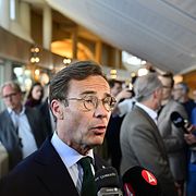 Moderaternas partiledare Ulf Kristersson (M) på väg in till partiledardebatten i riksdagen 10 juni.