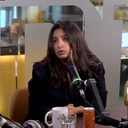 Dadgostar i Radio Aftonbladets studio på tisdagseftermiddagen.