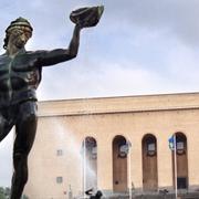 Götaplatsen med Poseidon vid toppen av avenyn i Göteborg.