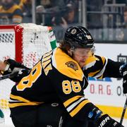 David Pastrnak med pucken i matchen mot Dallas Stars.