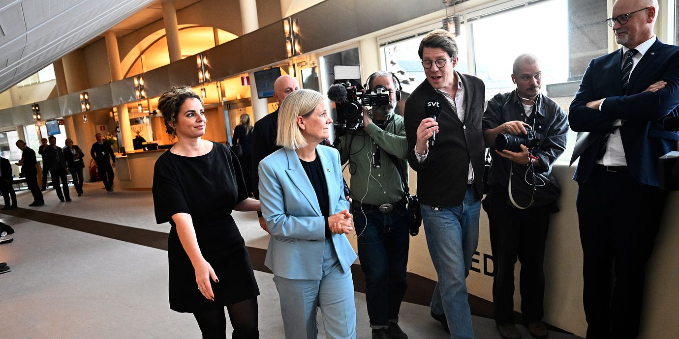 Socialdemokraternas partiledare Magdalena Andersson (S) lämnar riksdagens kammare.